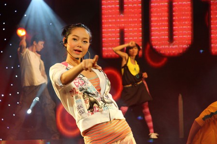 Video phim: Minh Hằng "lật tẩy" Đông Nhi - 1
