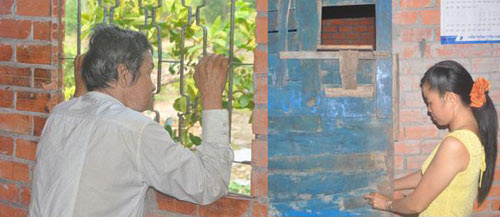 Con xích, nhốt cha ruột trong nhà bếp - 1