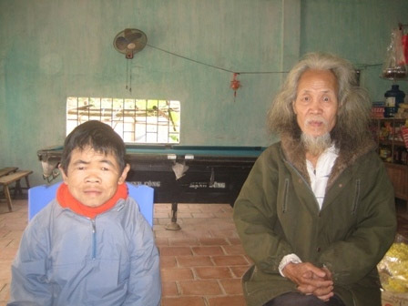 "Chàng lùn” 34 tuổi nhặt rác nuôi cha già - 1