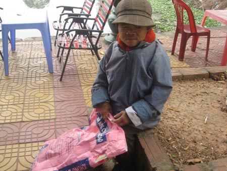 "Chàng lùn” 34 tuổi nhặt rác nuôi cha già - 2