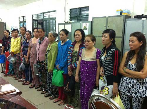 Đột kích sòng bạc quý bà - 1