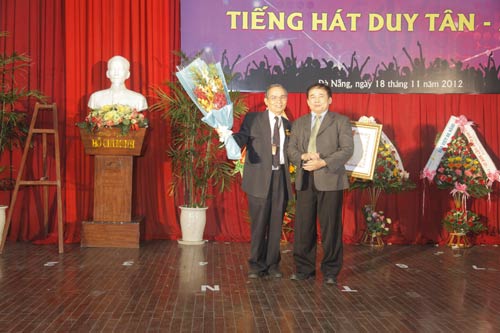 Th?y Lê Công Co nh?n danh hi?u Nhà giáo uu tú - 2