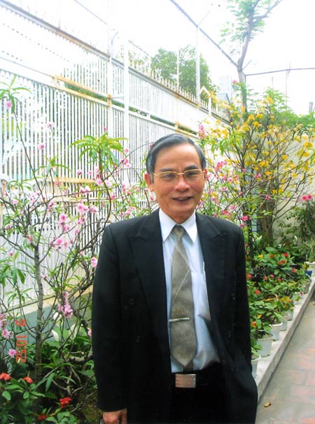 Th?y Lê Công Co nh?n danh hi?u Nhà giáo uu tú - 1