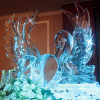 Mốt trang trí tiệc bằng băng đăng