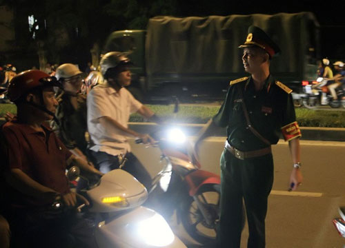 Người dân khóc thương trước nhà Đại tướng - 11