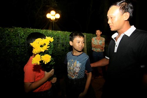 Người dân khóc thương trước nhà Đại tướng - 3