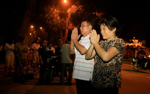 Người dân khóc thương trước nhà Đại tướng - 4