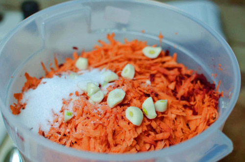 Cách làm bắp cải muối chua với củ cải đường - 3