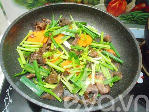 Lạ miệng với cá xào cần tỏi - 9