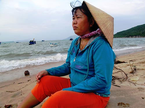Mặn đắng nước mắt phụ nữ làng biển - 2