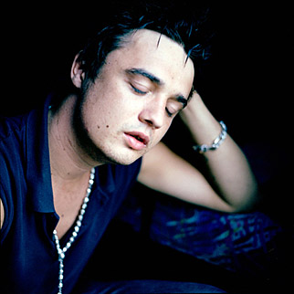 Pete Doherty đánh bạn với mèo con, Ca nhạc - MTV, 