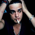 Pete Doherty đánh bạn với mèo con