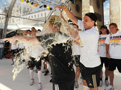 Chùm ảnh: Vinh quy bái tổ, Euro 2012, 