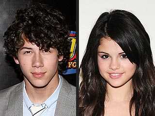 Selena Gomez: Phủ nhận tin đồn với Nick Jonas , Mặt sau cánh gà, Ca nhạc - MTV, 