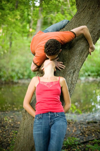 Tranh vui: Khi hôn, tay để ở đâu? - 7