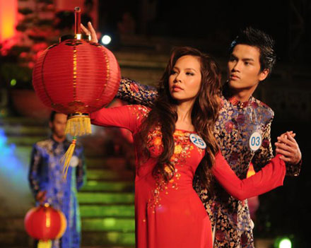 Siêu mẫu trình diễn áo dài, Thời trang, 