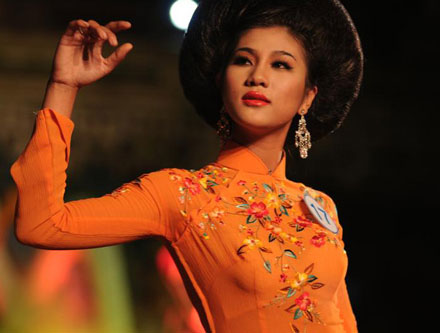 Siêu mẫu trình diễn áo dài, Thời trang, 