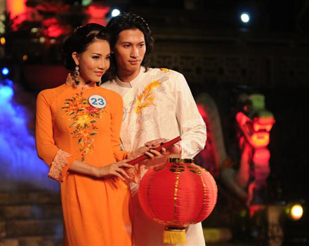 Siêu mẫu trình diễn áo dài, Thời trang, 