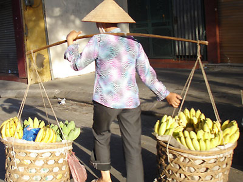Theo chân "gánh gánh gồng gồng" - 2