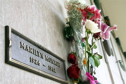 Rao bán phần mộ cạnh Marilyn Monroe, Phi thường - kỳ quặc, Rao bán, phần mộ, Marilyn Monroe, Westwood Village, Los Angeles