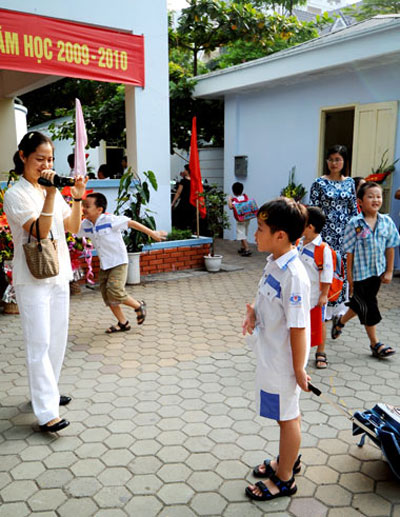 Hình ảnh hồn nhiên của các bé ngày khai trường - 2