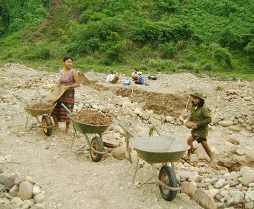 Lở núi xóa phận đời đào vàng, Tin tức trong ngày, 
