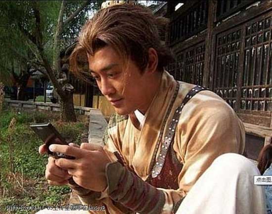 Ảnh vui: Càn Long đi xe máy, Tôn Ngộ Không đeo kính - 6
