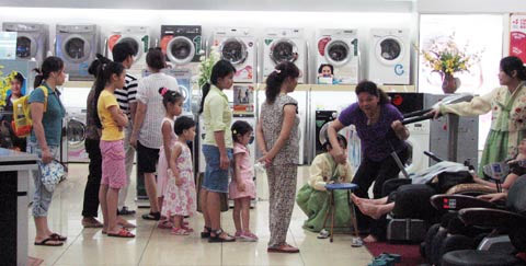 Hàng khuyến mại ngày càng được lòng, Tin tức trong ngày, 