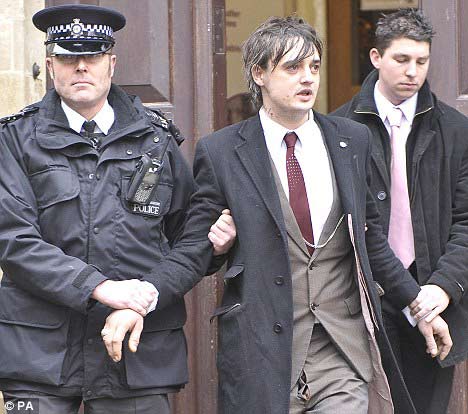 Pete Doherty giải quyết “cơn vật” ngay tại tòa án, Ca nhạc - MTV, Pete Doherty, giải quyết, “cơn vật”, tòa án