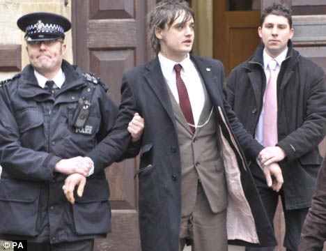 Pete Doherty giải quyết “cơn vật” ngay tại tòa án, Ca nhạc - MTV, Pete Doherty, giải quyết, “cơn vật”, tòa án