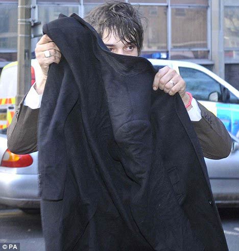 Pete Doherty giải quyết “cơn vật” ngay tại tòa án, Ca nhạc - MTV, Pete Doherty, giải quyết, “cơn vật”, tòa án