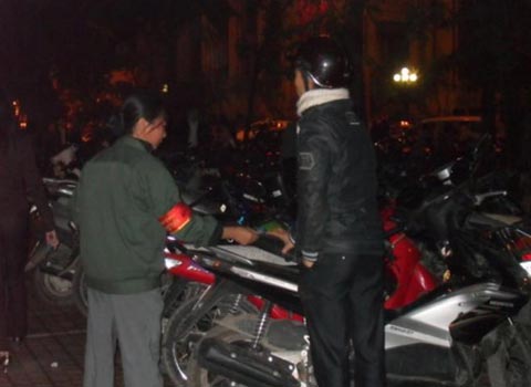 Giá vé gửi xe lễ hội hoa lại "chơi trội"?, Tin tức trong ngày, 