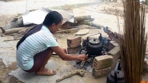 Cảm động cô bé nuôi em thay cha mẹ, Tin tức trong ngày, 