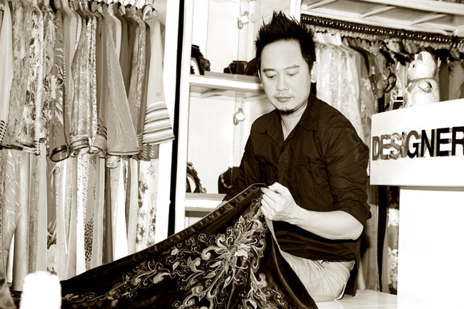 NTK Võ Việt Chung: "Tôi chưa may chiếc áo dài nào cho mẹ", Thời trang, 