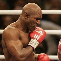 Huyền thoại đấu bốc Holyfield "dính chàm"