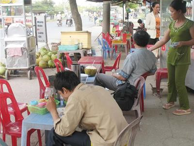 Những con người không đòi hỏi "sướng", Tin tức trong ngày, Hè phố