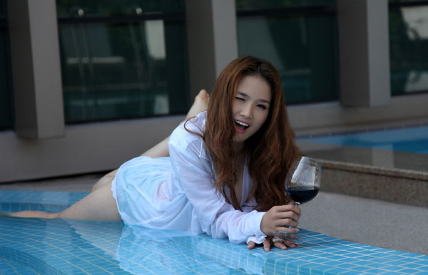 Hoa hậu Cao Thùy Dương khoe nội y bên bể bơi - 1