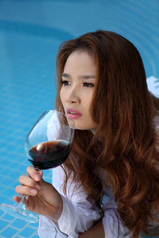 Hoa hậu Cao Thùy Dương khoe nội y bên bể bơi - 2