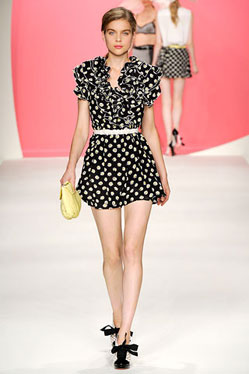 Video: Cực xinh, cực yêu với Moschino, Thời trang, Moschino, Cheap & Chic, Moschino Cheap & Chic