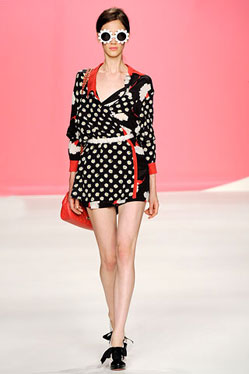 Video: Cực xinh, cực yêu với Moschino, Thời trang, Moschino, Cheap & Chic, Moschino Cheap & Chic
