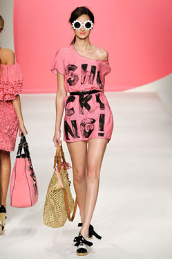 Video: Cực xinh, cực yêu với Moschino, Thời trang, Moschino, Cheap & Chic, Moschino Cheap & Chic