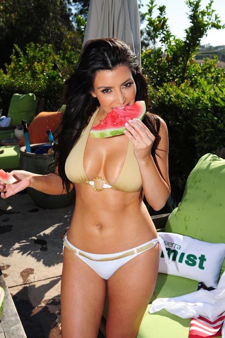 Ngắm các thể loại bikini của 'siêu vòng 3' Kim Kardashian - 23