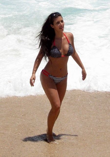 Ngắm các thể loại bikini của 'siêu vòng 3' Kim Kardashian - 32