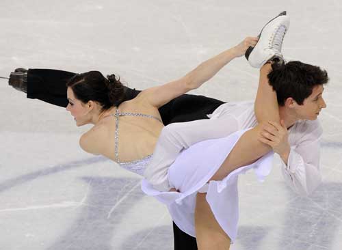 Những pha “lộ hàng” trên sân băng - 6