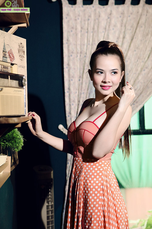 Hot girl Sài thành khoe vòng một căng đầy - 1