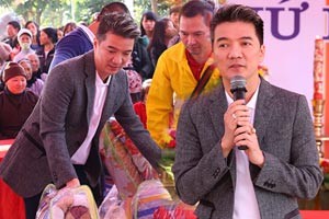 Ca nhạc - MTV - Mr. Đàm tất bật trao quà từ thiện ngày đầu năm