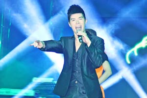 Ca nhạc - MTV - Nathan Lee "cháy hết mình" trong đêm nhạc đầu năm mới