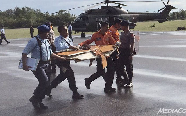 Tin tức trong ngày - Hé lộ nguyên nhân QZ8501 đột ngột lao xuống biển