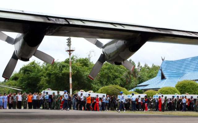 Tin tức trong ngày - Gia đình hành khách QZ8501 tan nát cõi lòng chờ nhận dạng người thân