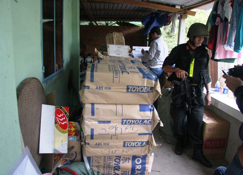 Pháp luật - Gần 100 công an ập vào “sào huyệt” thuốc lá lậu